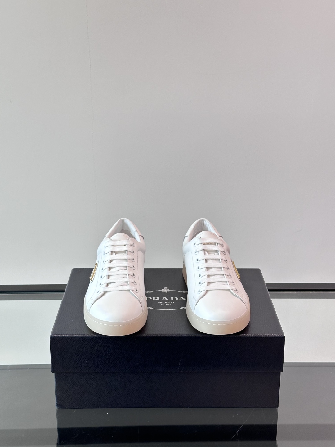 PRADA*普拉达新款橡胶底皮革运动休闲鞋，这款皮革运动鞋采用进口柔软小牛皮鞋面，质感上乘，舒适透气，搭