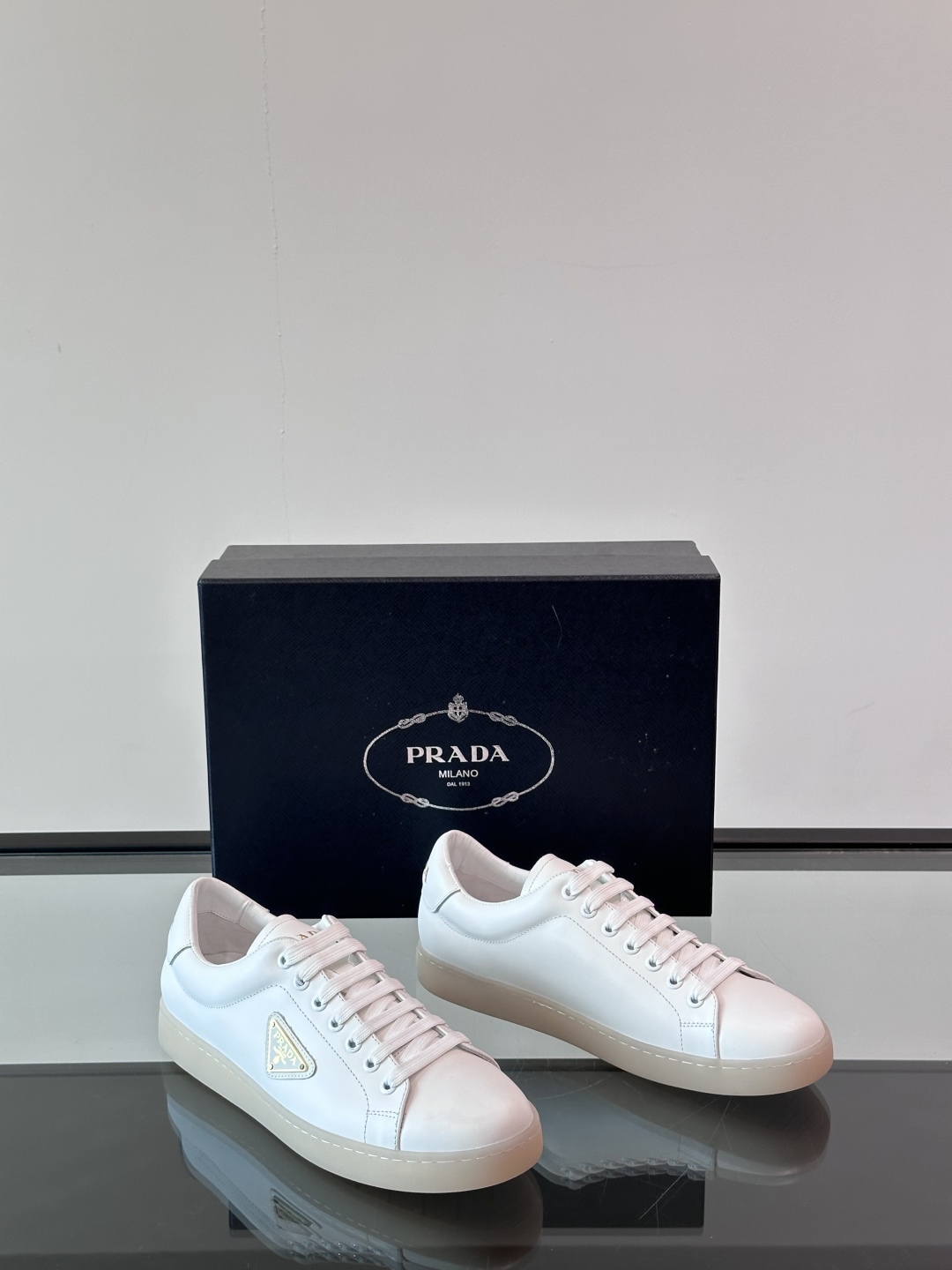 PRADA*普拉达新款橡胶底皮革运动休闲鞋，这款皮革运动鞋采用进口柔软小牛皮鞋面，质感上乘，舒适透气，搭
