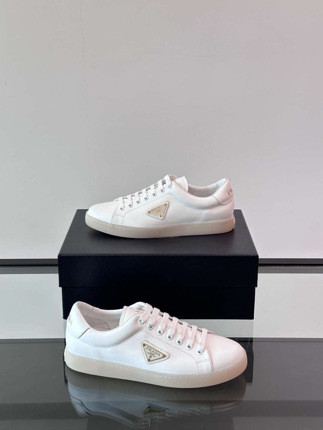 PRADA*普拉达新款橡胶底皮革运动休闲鞋，这款皮革运动鞋采用进口柔软小牛皮鞋面，质感上乘，舒适透气，搭