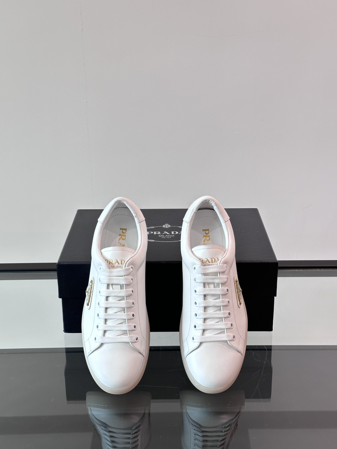 PRADA*普拉达新款橡胶底皮革运动休闲鞋，这款皮革运动鞋采用进口柔软小牛皮鞋面，质感上乘，舒适透气，搭