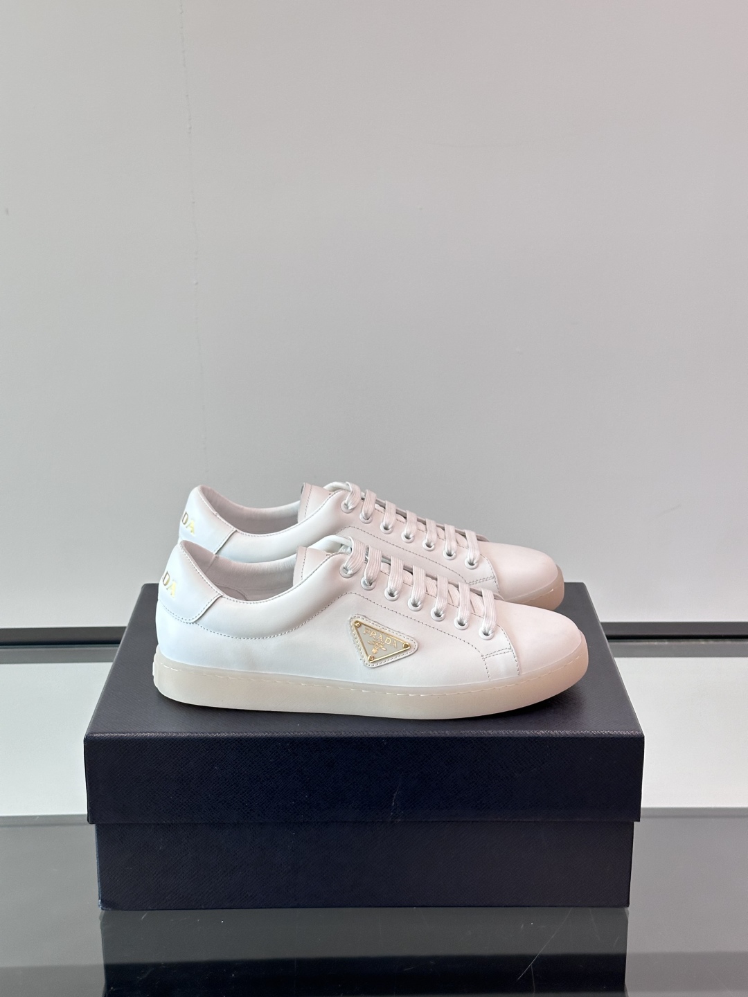 PRADA*普拉达新款橡胶底皮革运动休闲鞋，这款皮革运动鞋采用进口柔软小牛皮鞋面，质感上乘，舒适透气，搭