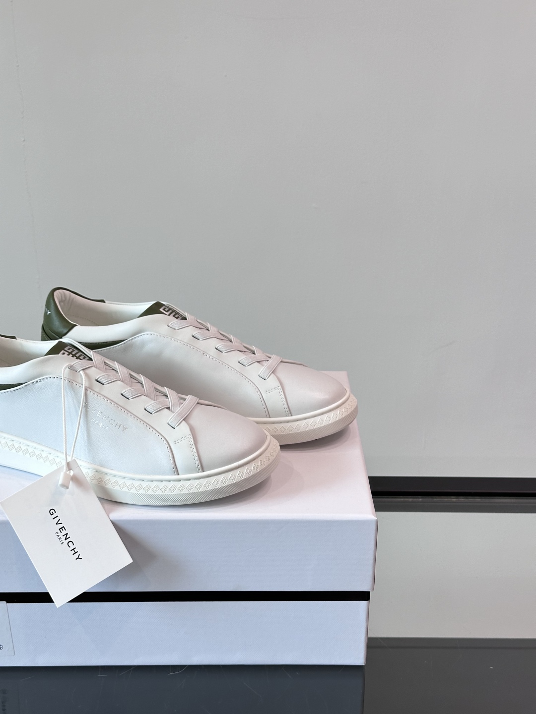 GIVENCHY/纪梵希 新款系带LOGO City运动鞋，简约时尚小白鞋，小牛皮拼接翻绒面皮革鞋面，鞋