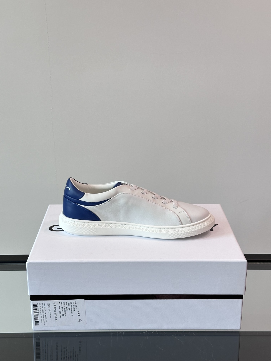 GIVENCHY/纪梵希 新款系带LOGO City运动鞋，简约时尚小白鞋，小牛皮拼接翻绒面皮革鞋面，鞋