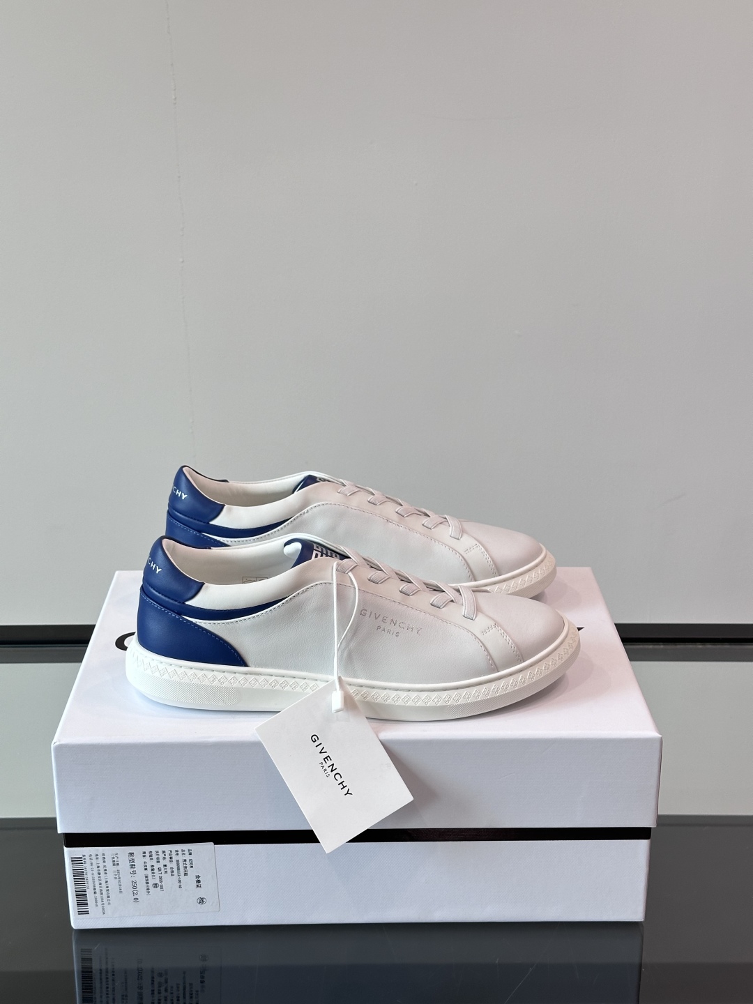 GIVENCHY/纪梵希 新款系带LOGO City运动鞋，简约时尚小白鞋，小牛皮拼接翻绒面皮革鞋面，鞋