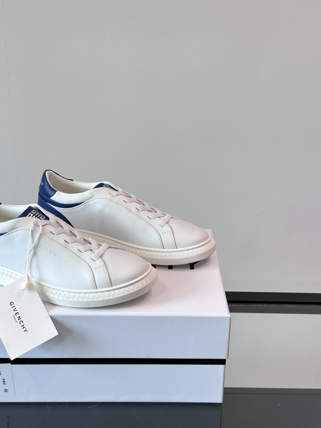 GIVENCHY/纪梵希 新款系带LOGO City运动鞋，简约时尚小白鞋，小牛皮拼接翻绒面皮革鞋面，鞋