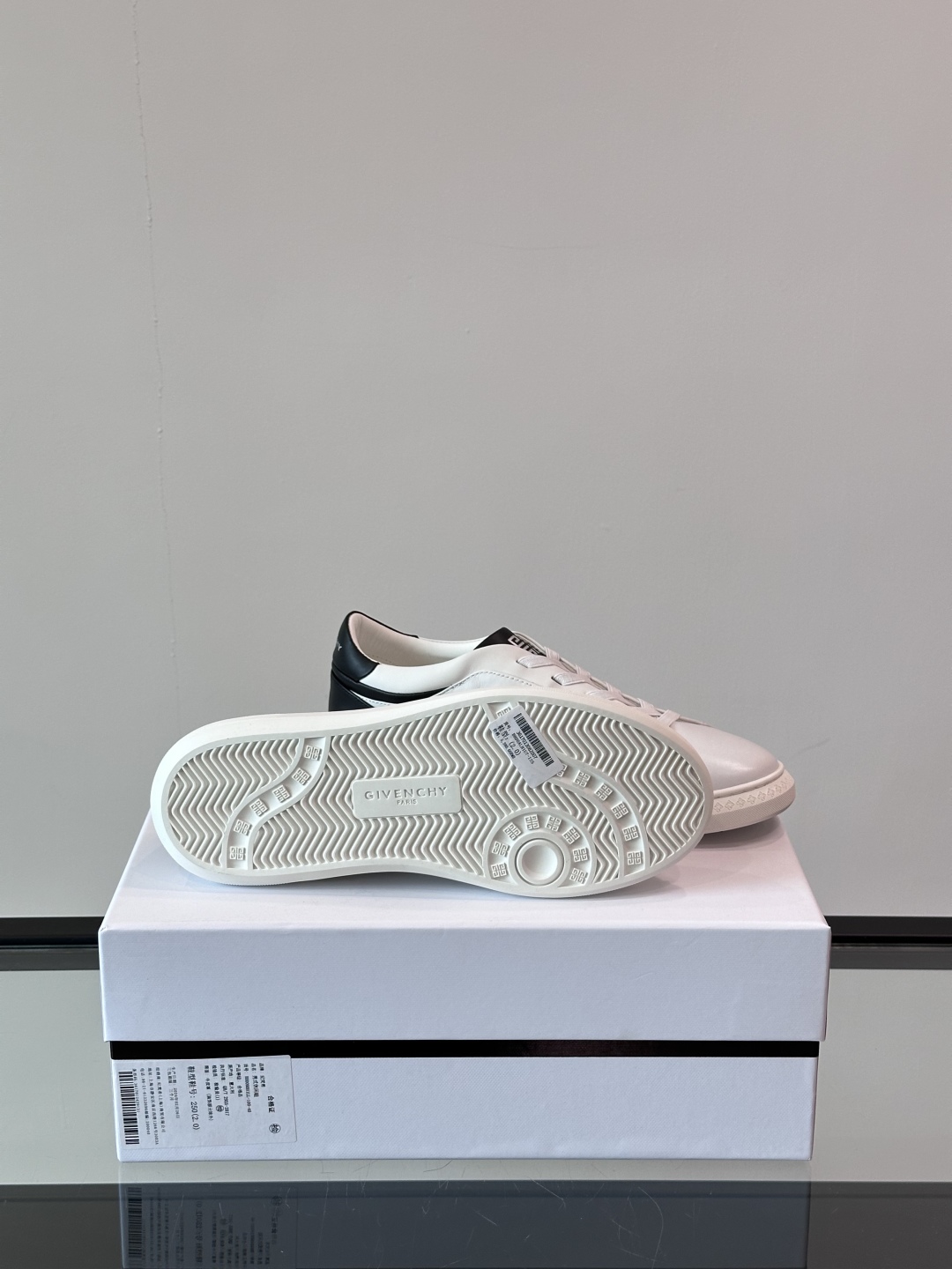GIVENCHY/纪梵希 新款系带LOGO City运动鞋，简约时尚小白鞋，小牛皮拼接翻绒面皮革鞋面，鞋