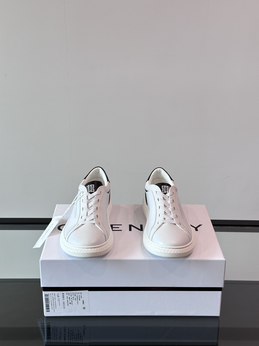 GIVENCHY/纪梵希 新款系带LOGO City运动鞋，简约时尚小白鞋，小牛皮拼接翻绒面皮革鞋面，鞋