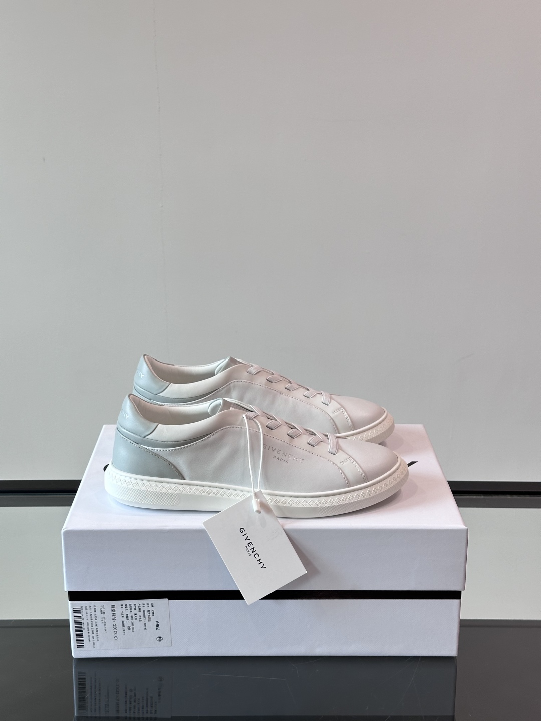 GIVENCHY/纪梵希 新款系带LOGO City运动鞋，简约时尚小白鞋，小牛皮拼接翻绒面皮革鞋面，鞋