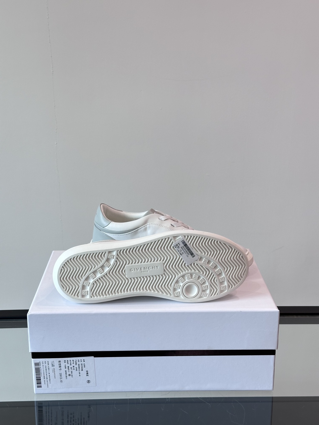 GIVENCHY/纪梵希 新款系带LOGO City运动鞋，简约时尚小白鞋，小牛皮拼接翻绒面皮革鞋面，鞋