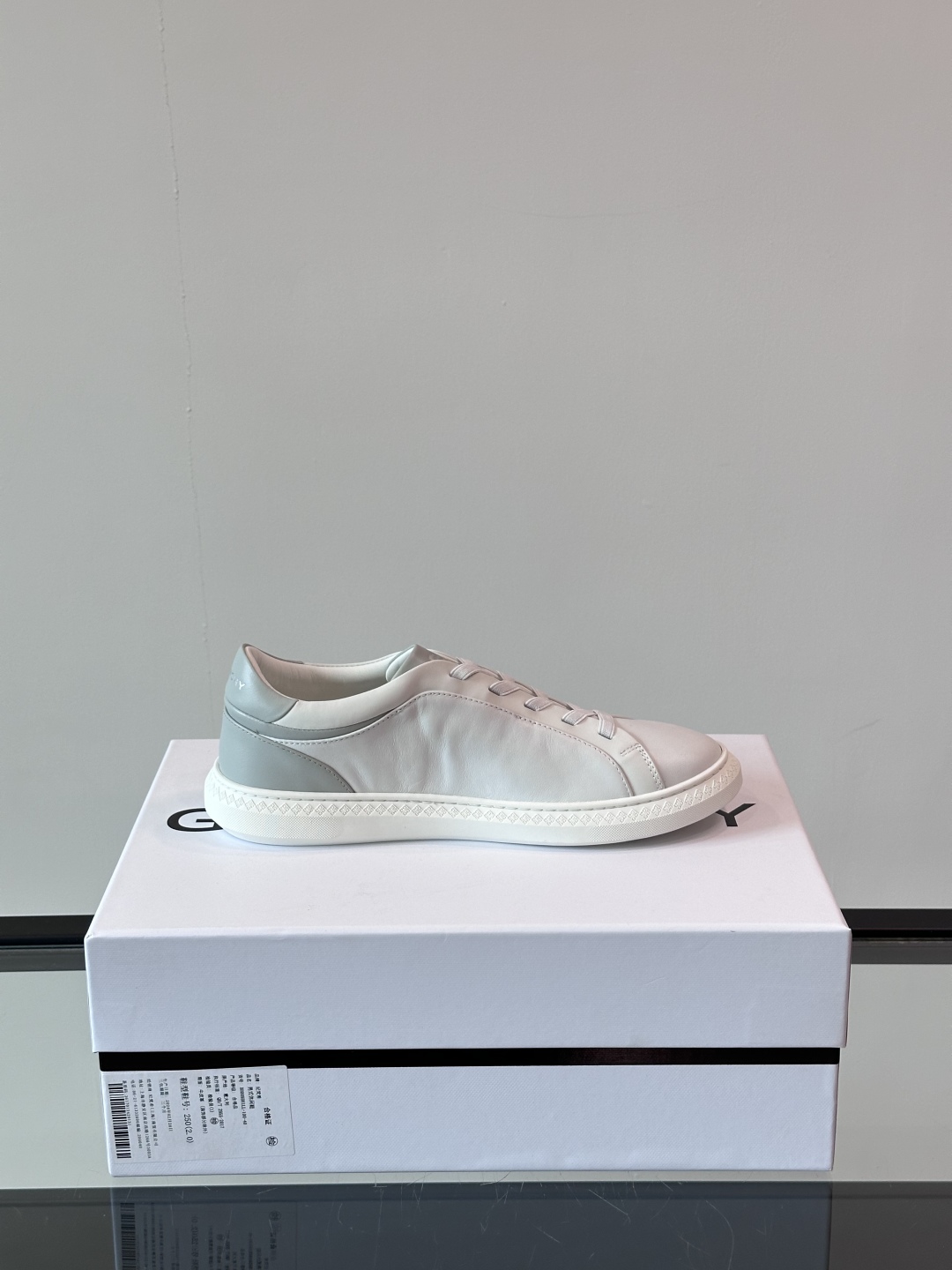 GIVENCHY/纪梵希 新款系带LOGO City运动鞋，简约时尚小白鞋，小牛皮拼接翻绒面皮革鞋面，鞋