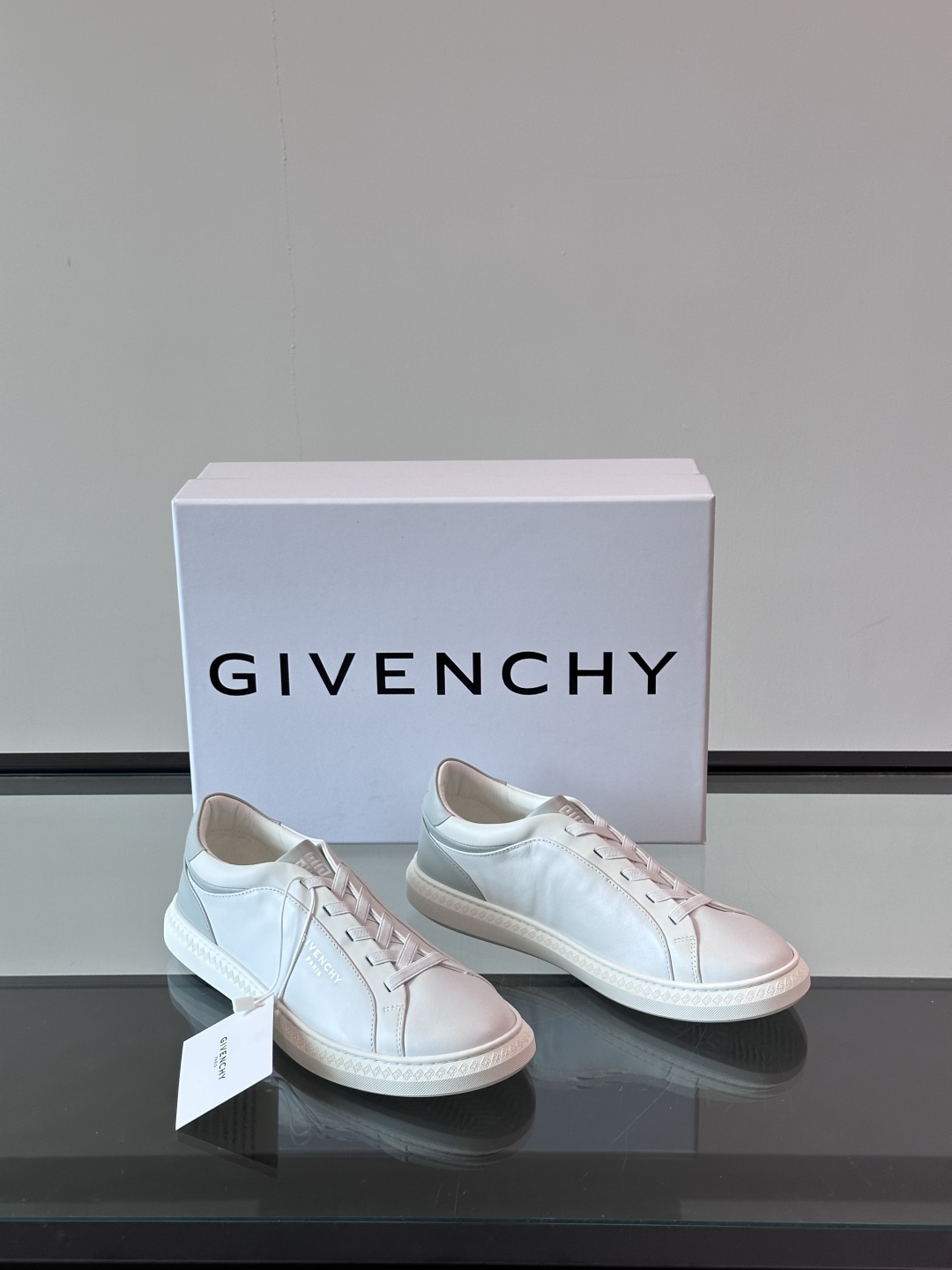 GIVENCHY/纪梵希 新款系带LOGO City运动鞋，简约时尚小白鞋，小牛皮拼接翻绒面皮革鞋面，鞋