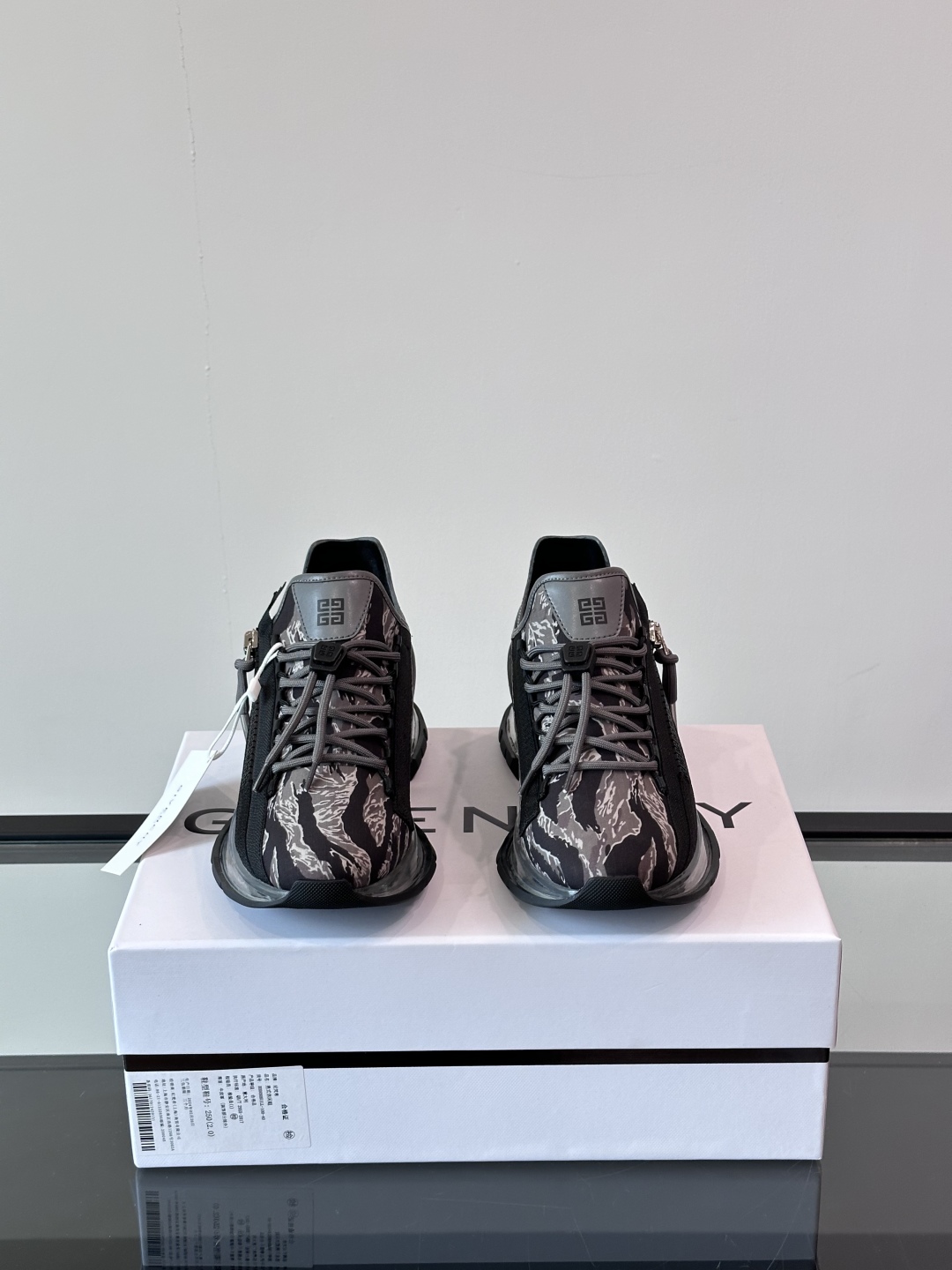◾️▫️G iv～y SPectre低帮慢跑运动鞋，侧面饰以4G LOGO拉链，搭配同系配色织带饰带，设