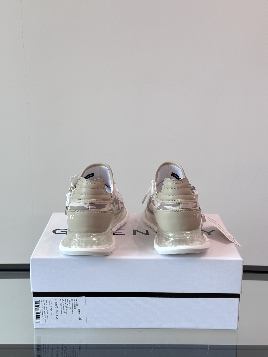 ◾️▫️G iv～y SPectre低帮慢跑运动鞋，侧面饰以4G LOGO拉链，搭配同系配色织带饰带，设