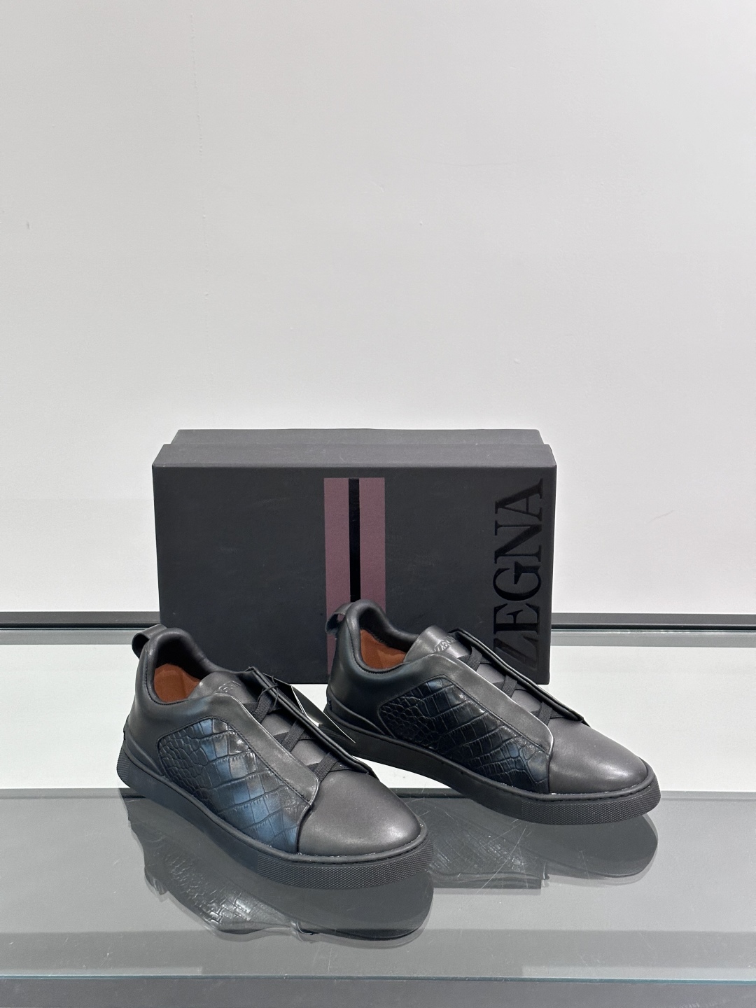 ZEGNA/杰尼亚 新款男士低帮皮革运动鞋，选用进口牛皮打造，丰富的工艺细节，鞋底骆马皮革嵌饰和品牌压纹