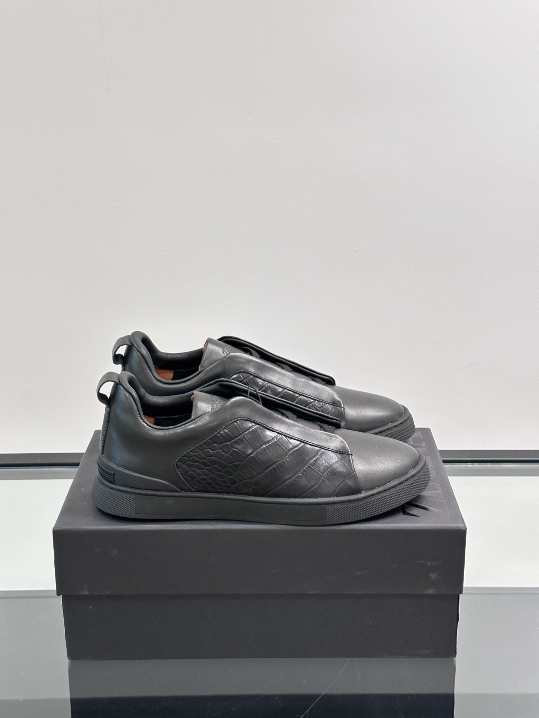 ZEGNA/杰尼亚 新款男士低帮皮革运动鞋，选用进口牛皮打造，丰富的工艺细节，鞋底骆马皮革嵌饰和品牌压纹