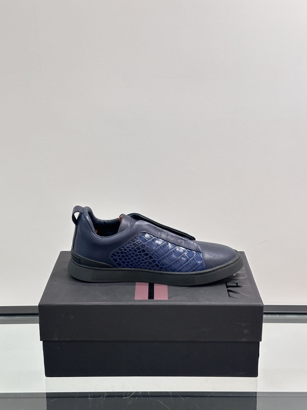 ZEGNA/杰尼亚 新款男士低帮皮革运动鞋，选用进口牛皮打造，丰富的工艺细节，鞋底骆马皮革嵌饰和品牌压纹