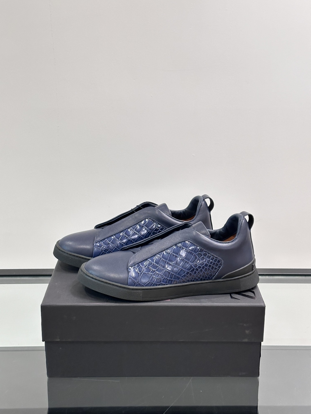 ZEGNA/杰尼亚 新款男士低帮皮革运动鞋，选用进口牛皮打造，丰富的工艺细节，鞋底骆马皮革嵌饰和品牌压纹