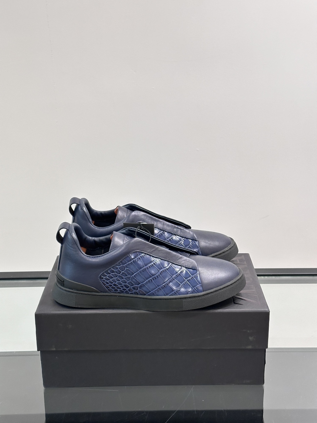 ZEGNA/杰尼亚 新款男士低帮皮革运动鞋，选用进口牛皮打造，丰富的工艺细节，鞋底骆马皮革嵌饰和品牌压纹