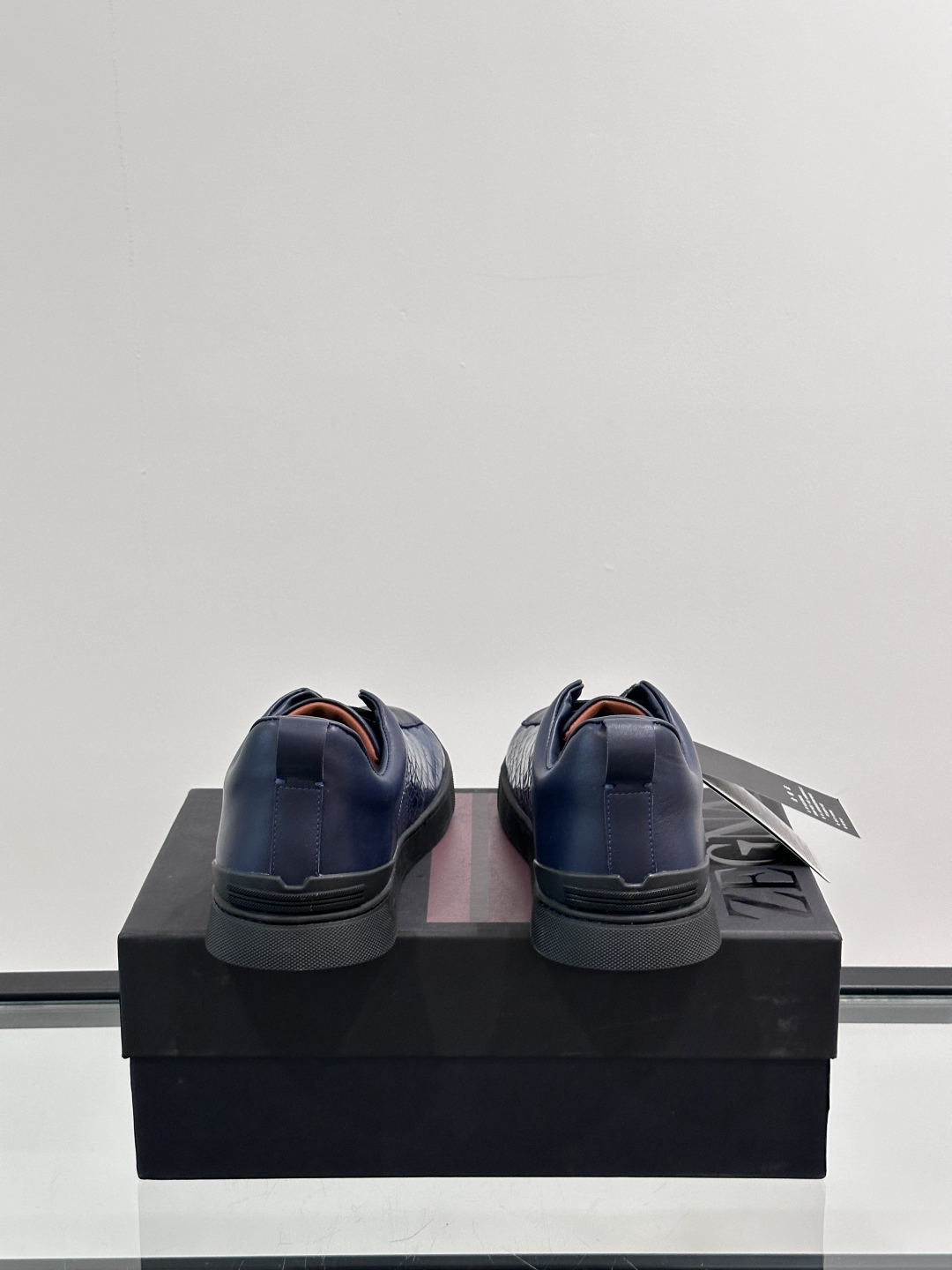 ZEGNA/杰尼亚 新款男士低帮皮革运动鞋，选用进口牛皮打造，丰富的工艺细节，鞋底骆马皮革嵌饰和品牌压纹