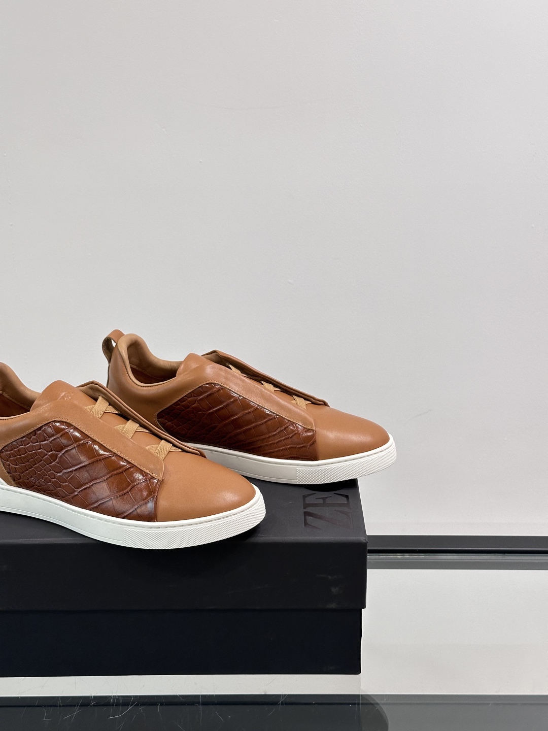 ZEGNA/杰尼亚 新款男士低帮皮革运动鞋，选用进口牛皮打造，丰富的工艺细节，鞋底骆马皮革嵌饰和品牌压纹