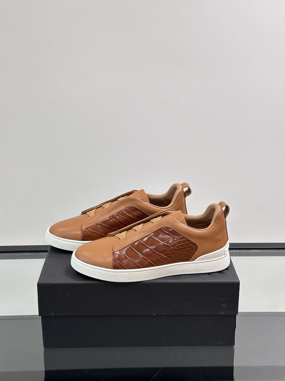 ZEGNA/杰尼亚 新款男士低帮皮革运动鞋，选用进口牛皮打造，丰富的工艺细节，鞋底骆马皮革嵌饰和品牌压纹