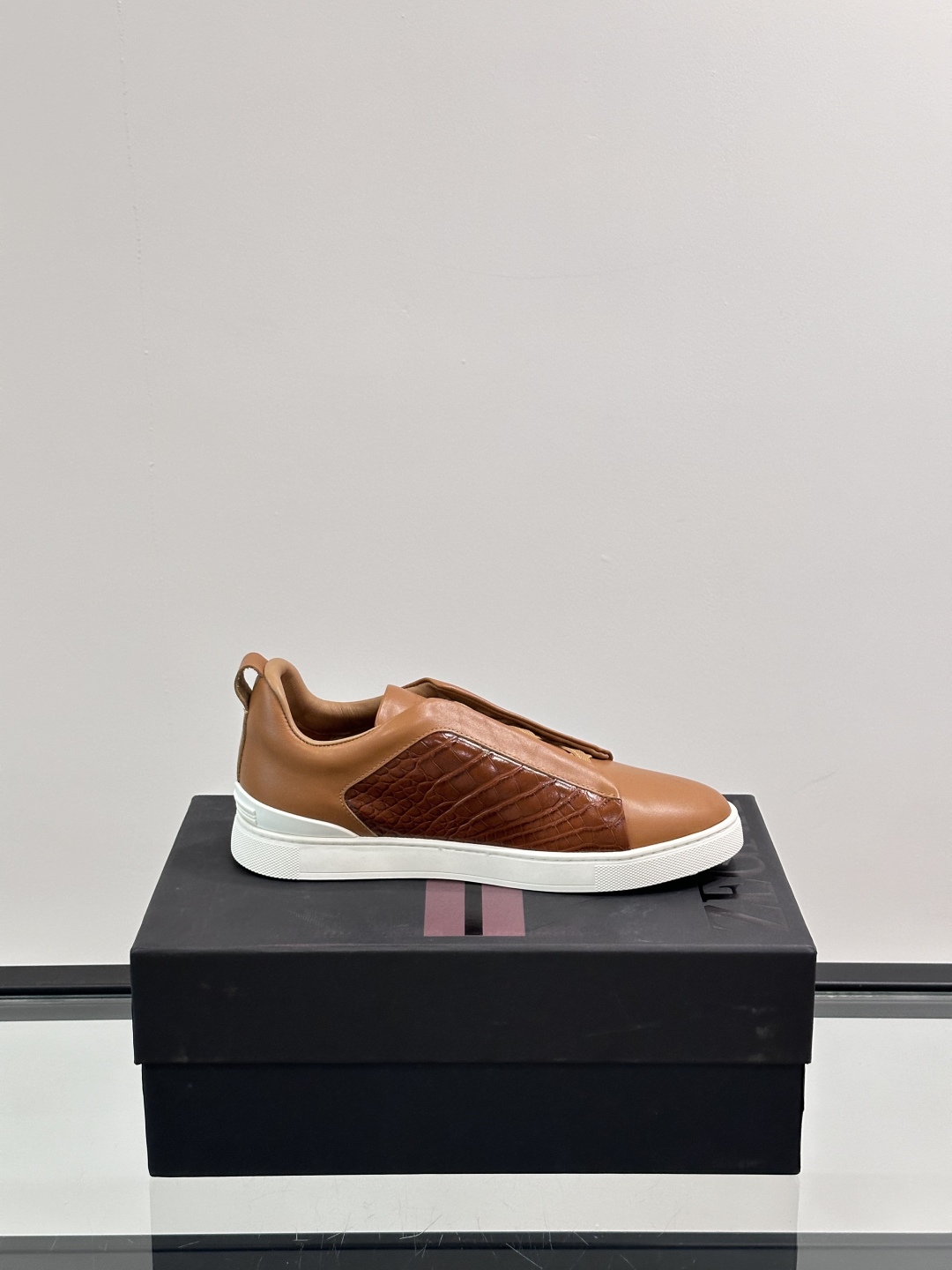 ZEGNA/杰尼亚 新款男士低帮皮革运动鞋，选用进口牛皮打造，丰富的工艺细节，鞋底骆马皮革嵌饰和品牌压纹