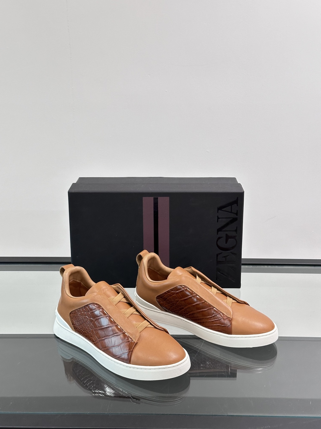 ZEGNA/杰尼亚 新款男士低帮皮革运动鞋，选用进口牛皮打造，丰富的工艺细节，鞋底骆马皮革嵌饰和品牌压纹