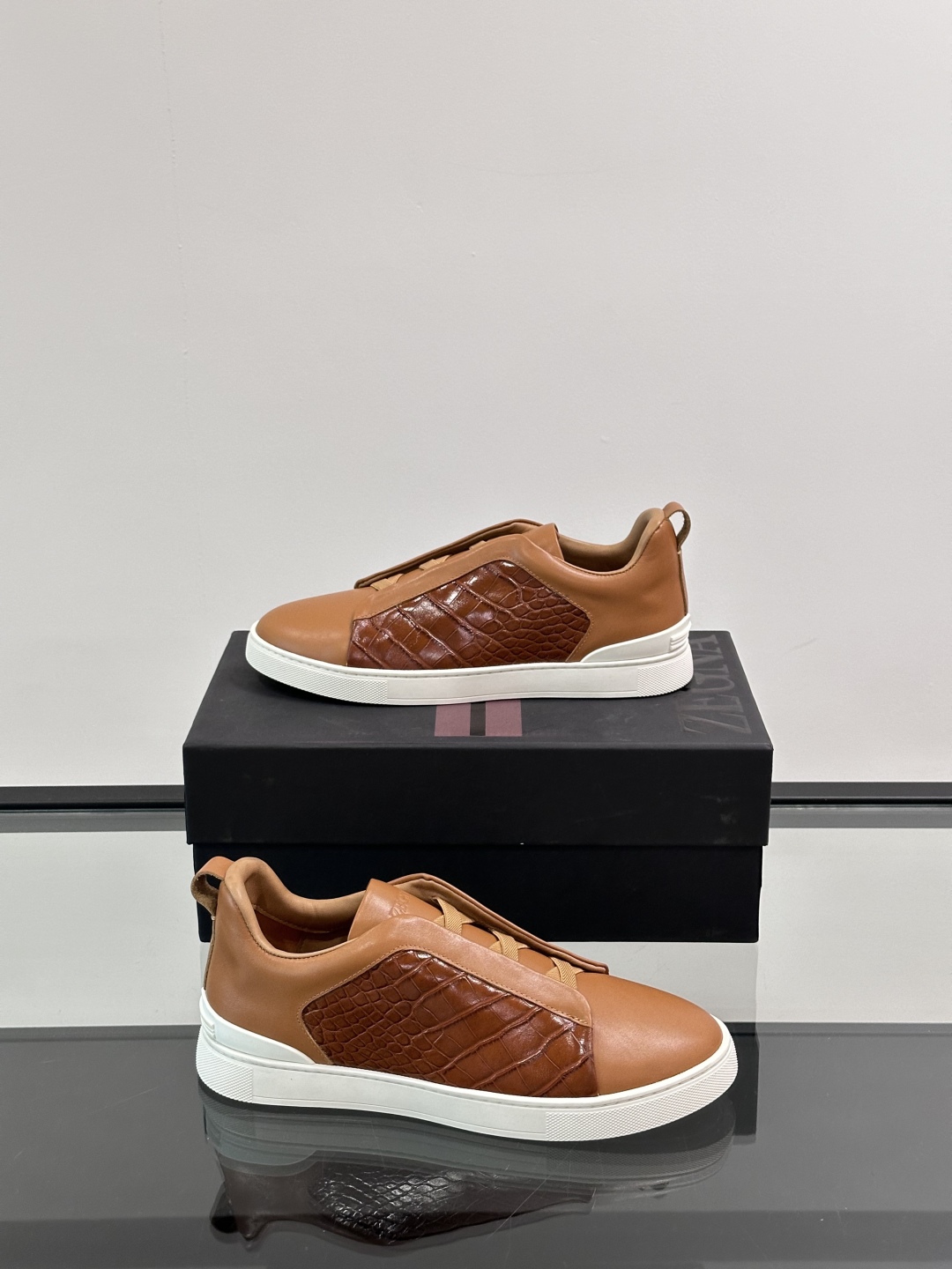 ZEGNA/杰尼亚 新款男士低帮皮革运动鞋，选用进口牛皮打造，丰富的工艺细节，鞋底骆马皮革嵌饰和品牌压纹