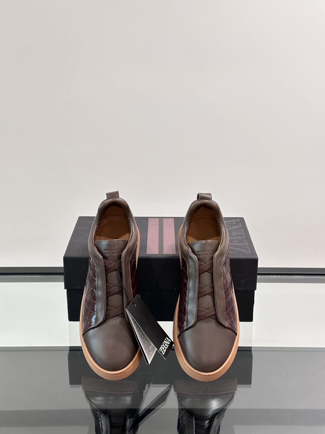 ZEGNA/杰尼亚 新款男士低帮皮革运动鞋，选用进口牛皮打造，丰富的工艺细节，鞋底骆马皮革嵌饰和品牌压纹