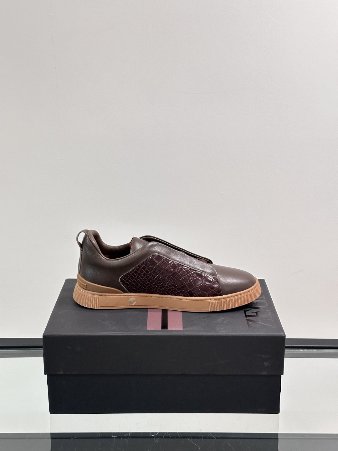 ZEGNA/杰尼亚 新款男士低帮皮革运动鞋，选用进口牛皮打造，丰富的工艺细节，鞋底骆马皮革嵌饰和品牌压纹