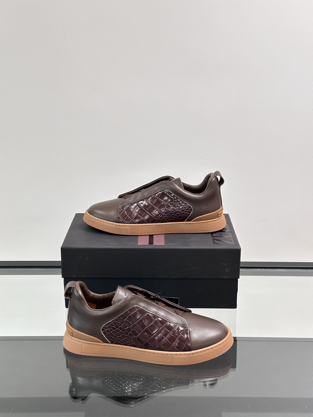 ZEGNA/杰尼亚 新款男士低帮皮革运动鞋，选用进口牛皮打造，丰富的工艺细节，鞋底骆马皮革嵌饰和品牌压纹