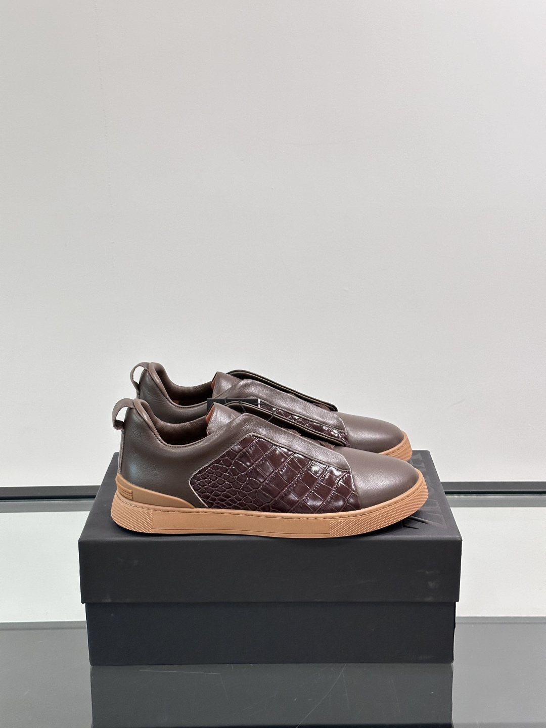 ZEGNA/杰尼亚 新款男士低帮皮革运动鞋，选用进口牛皮打造，丰富的工艺细节，鞋底骆马皮革嵌饰和品牌压纹