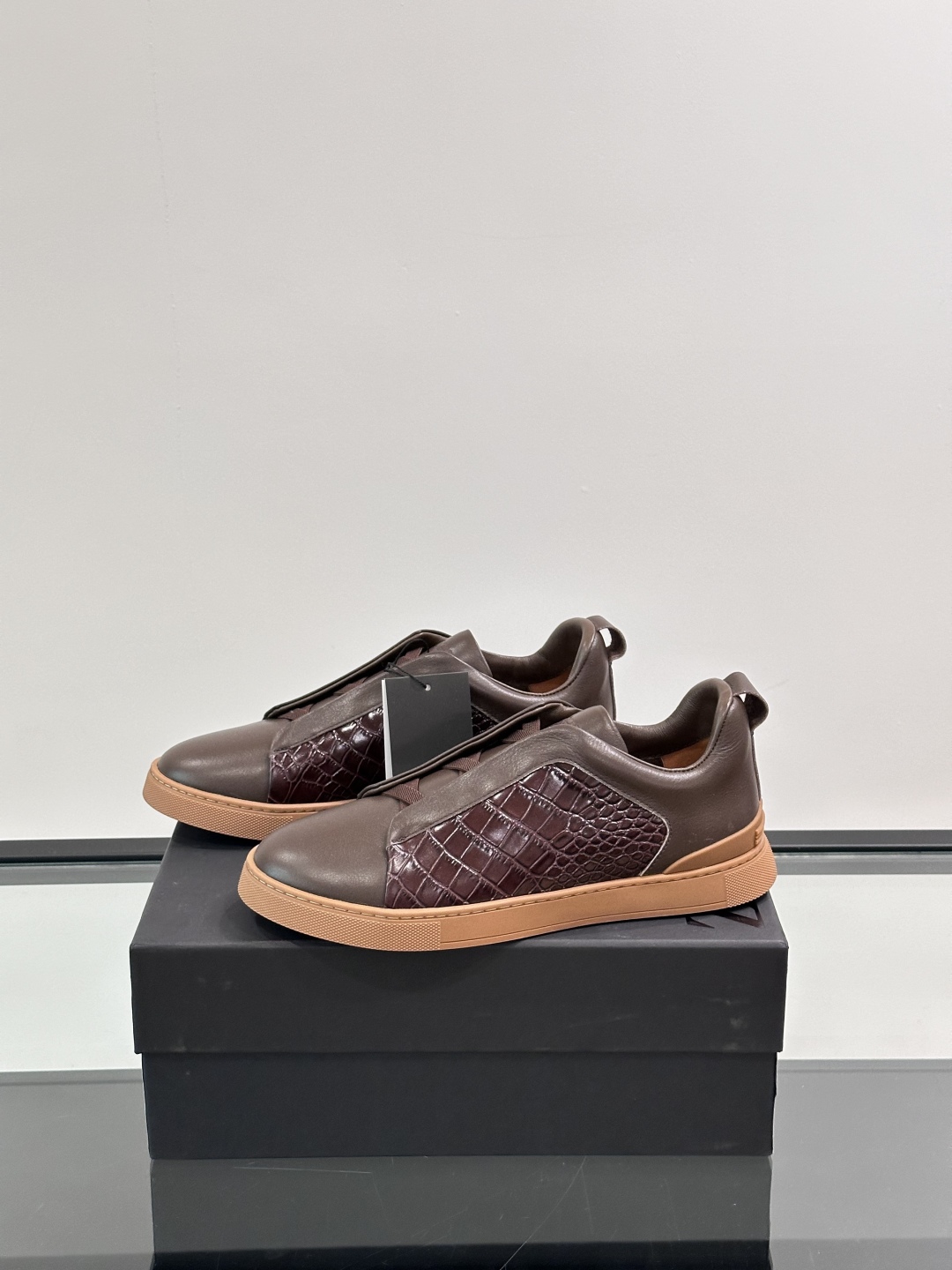 ZEGNA/杰尼亚 新款男士低帮皮革运动鞋，选用进口牛皮打造，丰富的工艺细节，鞋底骆马皮革嵌饰和品牌压纹