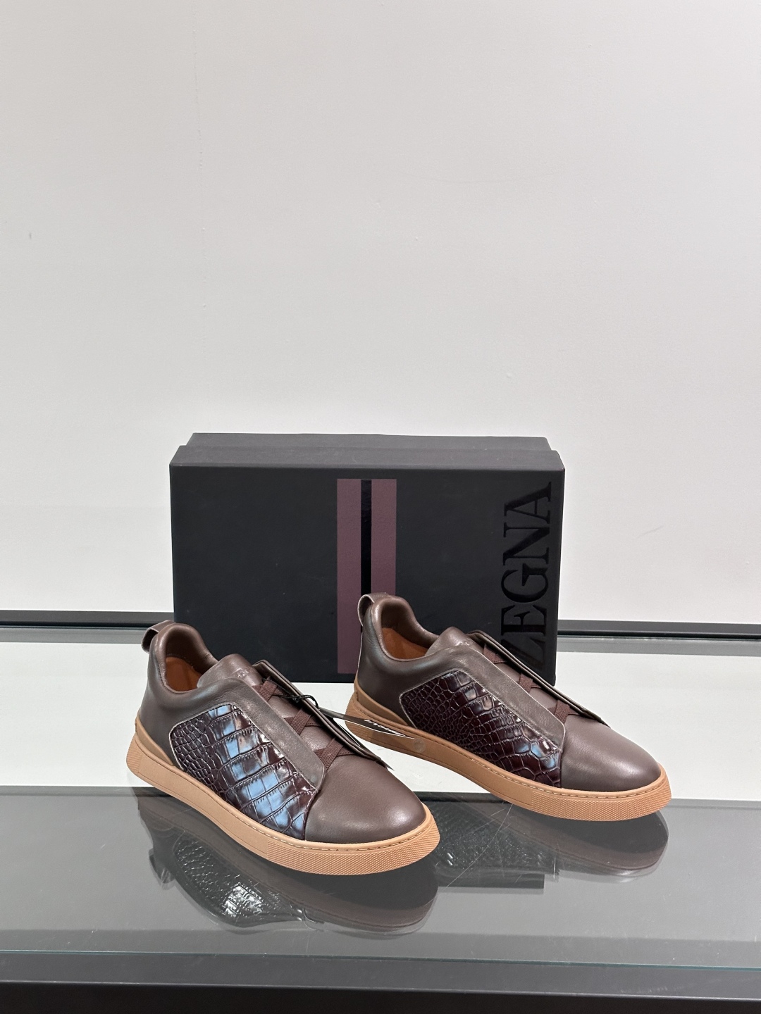 ZEGNA/杰尼亚 新款男士低帮皮革运动鞋，选用进口牛皮打造，丰富的工艺细节，鞋底骆马皮革嵌饰和品牌压纹