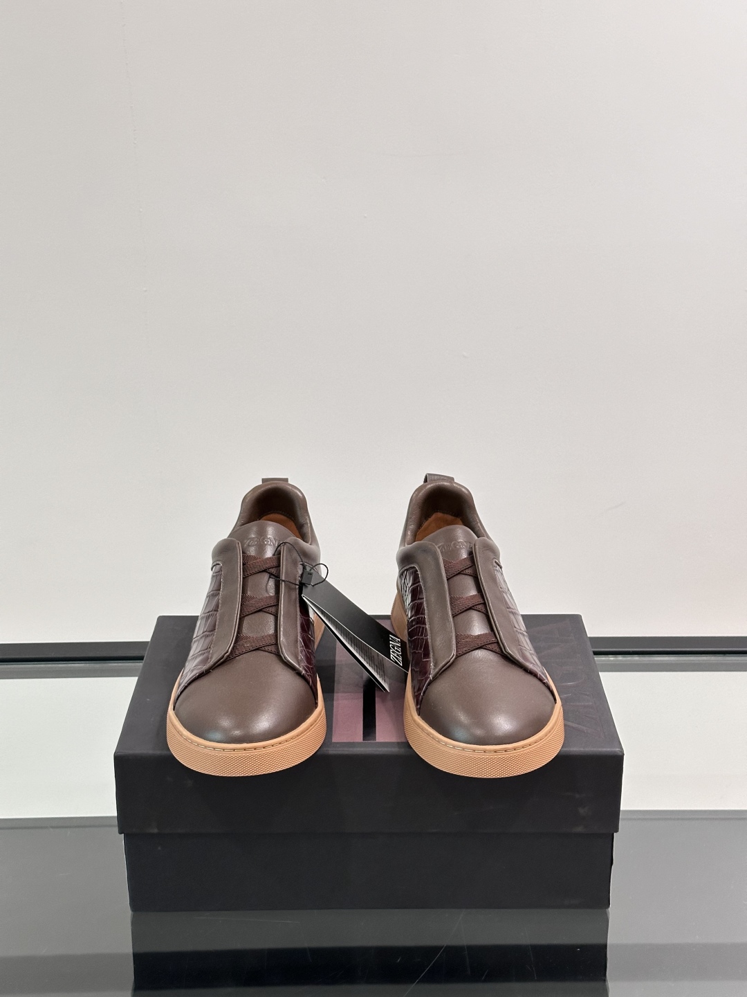 ZEGNA/杰尼亚 新款男士低帮皮革运动鞋，选用进口牛皮打造，丰富的工艺细节，鞋底骆马皮革嵌饰和品牌压纹