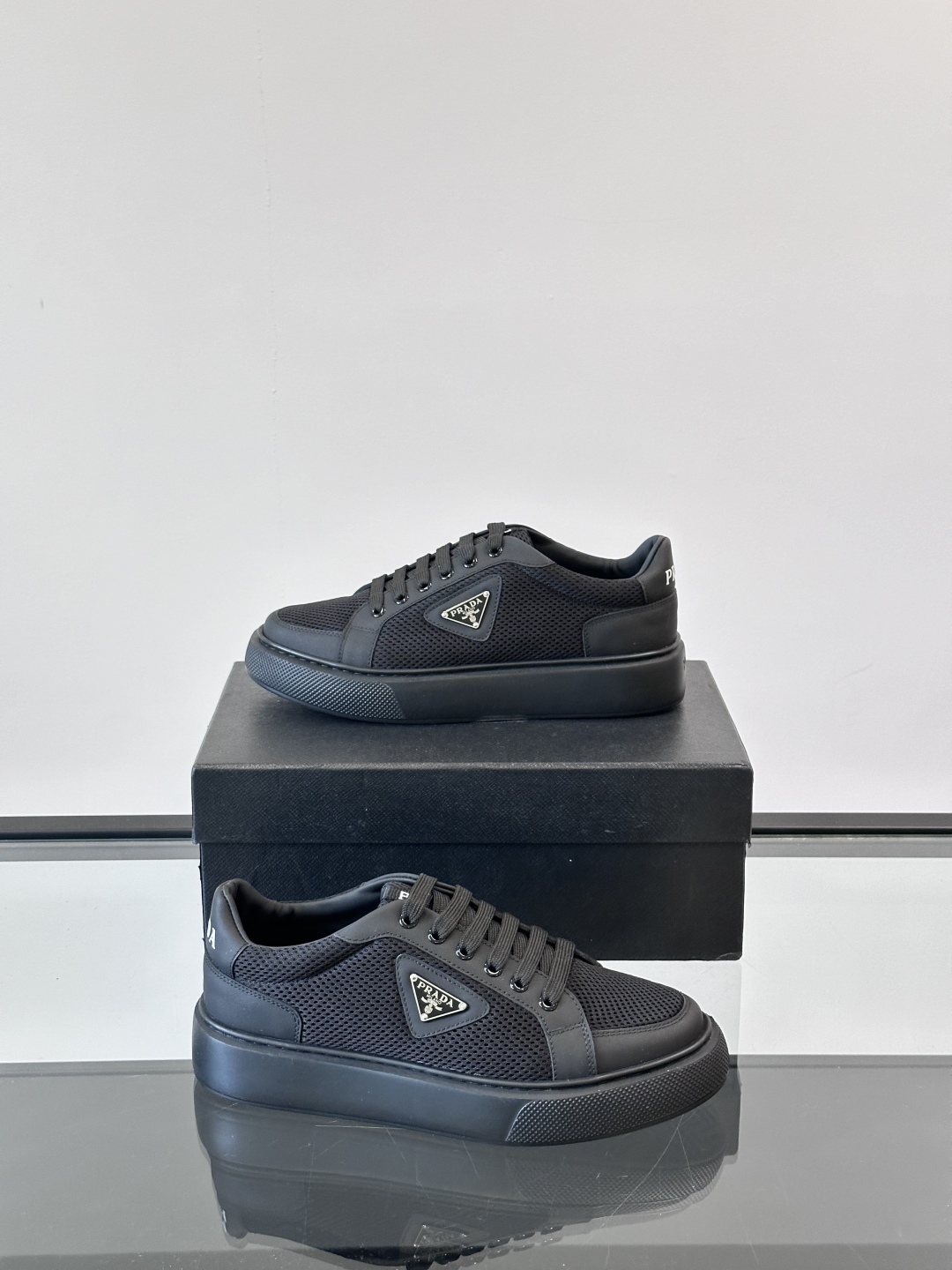 PRADA*普拉达新款透明橡胶底皮革运动休闲鞋，这款皮革运动鞋采用进口柔软小牛皮拼网面鞋面。质感上乘，舒