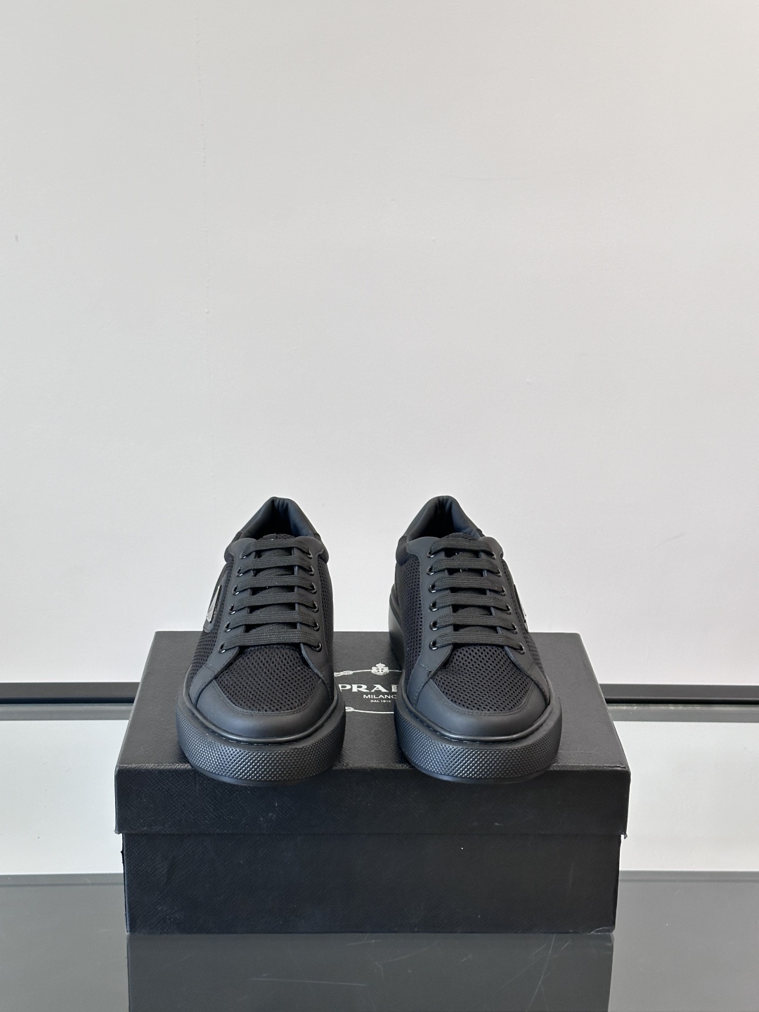PRADA*普拉达新款透明橡胶底皮革运动休闲鞋，这款皮革运动鞋采用进口柔软小牛皮拼网面鞋面。质感上乘，舒