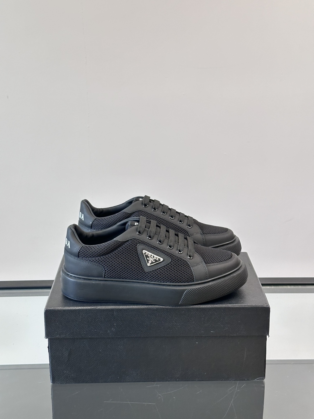 PRADA*普拉达新款透明橡胶底皮革运动休闲鞋，这款皮革运动鞋采用进口柔软小牛皮拼网面鞋面。质感上乘，舒