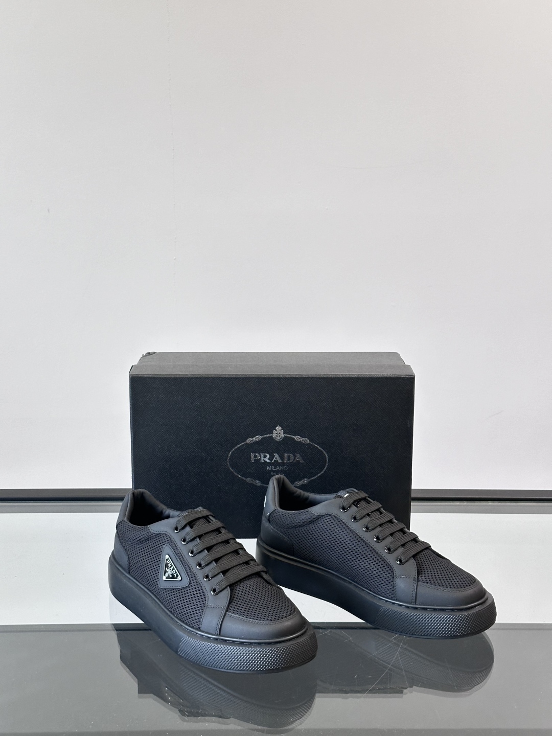 PRADA*普拉达新款透明橡胶底皮革运动休闲鞋，这款皮革运动鞋采用进口柔软小牛皮拼网面鞋面。质感上乘，舒