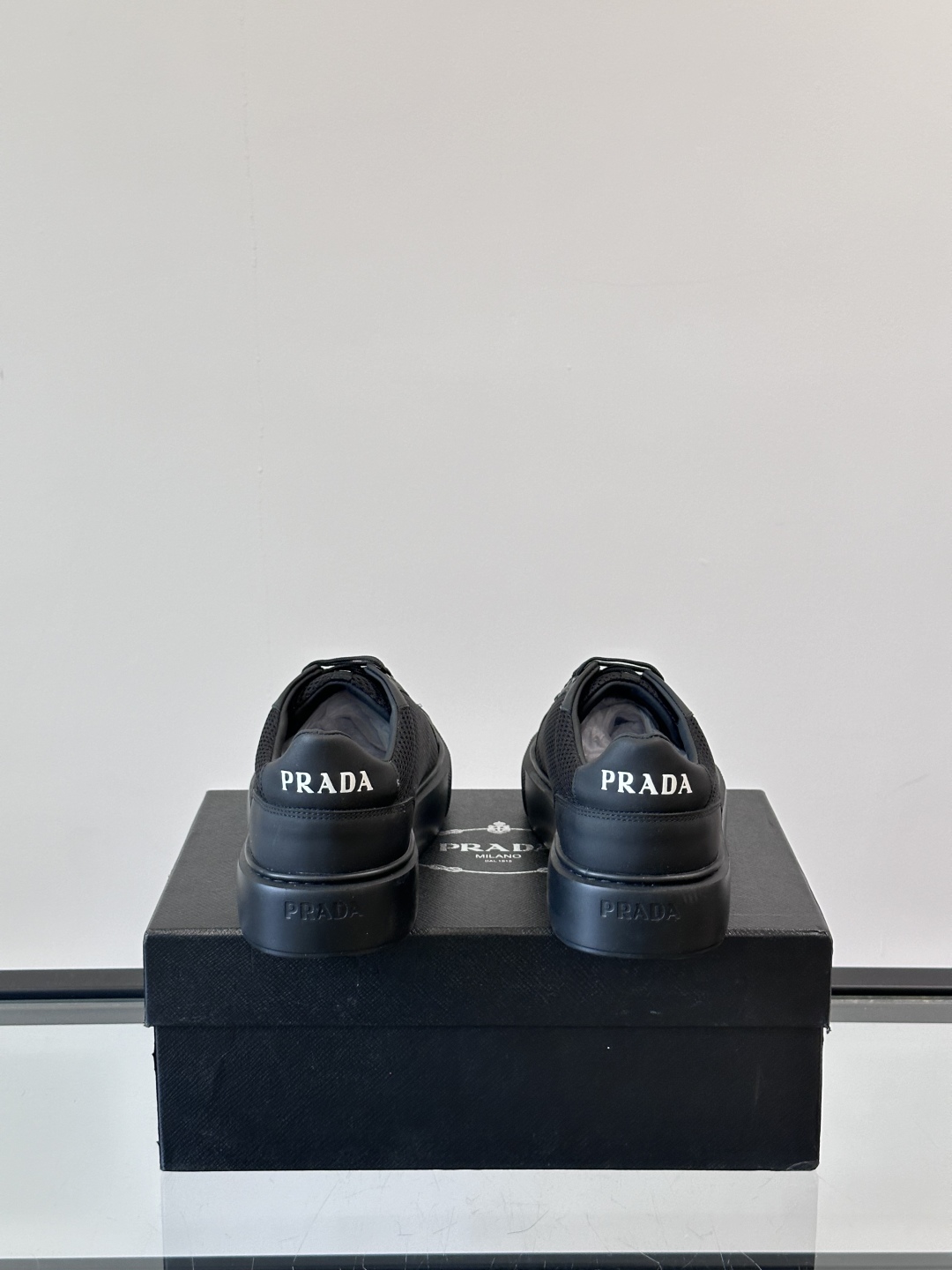 PRADA*普拉达新款透明橡胶底皮革运动休闲鞋，这款皮革运动鞋采用进口柔软小牛皮拼网面鞋面。质感上乘，舒
