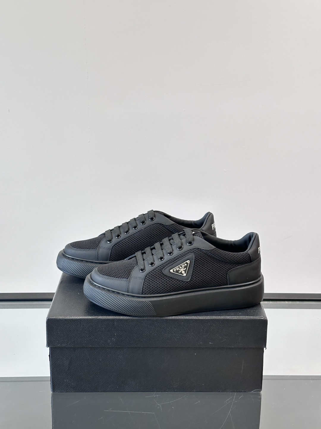 PRADA*普拉达新款透明橡胶底皮革运动休闲鞋，这款皮革运动鞋采用进口柔软小牛皮拼网面鞋面。质感上乘，舒