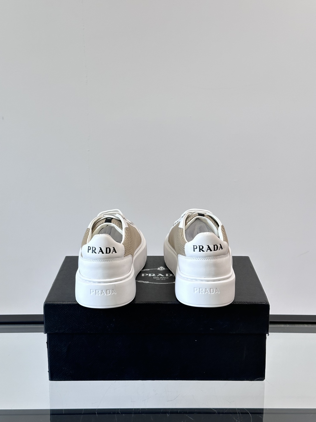 PRADA*普拉达新款透明橡胶底皮革运动休闲鞋，这款皮革运动鞋采用进口柔软小牛皮拼网面鞋面。质感上乘，舒