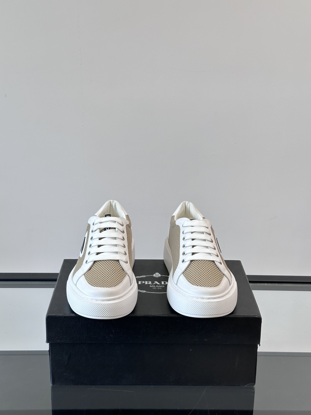 PRADA*普拉达新款透明橡胶底皮革运动休闲鞋，这款皮革运动鞋采用进口柔软小牛皮拼网面鞋面。质感上乘，舒