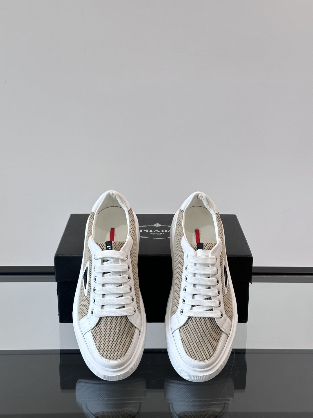 PRADA*普拉达新款透明橡胶底皮革运动休闲鞋，这款皮革运动鞋采用进口柔软小牛皮拼网面鞋面。质感上乘，舒