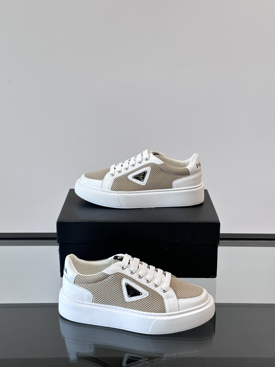 PRADA*普拉达新款透明橡胶底皮革运动休闲鞋，这款皮革运动鞋采用进口柔软小牛皮拼网面鞋面。质感上乘，舒