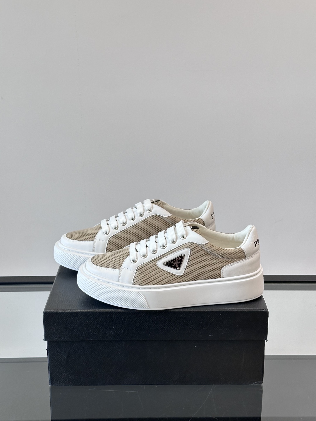PRADA*普拉达新款透明橡胶底皮革运动休闲鞋，这款皮革运动鞋采用进口柔软小牛皮拼网面鞋面。质感上乘，舒
