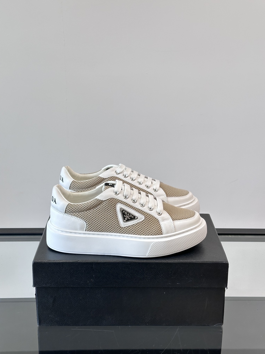 PRADA*普拉达新款透明橡胶底皮革运动休闲鞋，这款皮革运动鞋采用进口柔软小牛皮拼网面鞋面。质感上乘，舒