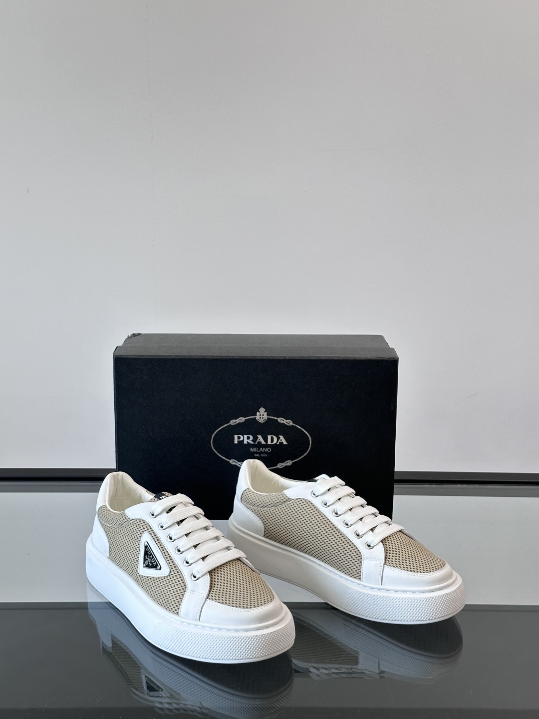 PRADA*普拉达新款透明橡胶底皮革运动休闲鞋，这款皮革运动鞋采用进口柔软小牛皮拼网面鞋面。质感上乘，舒