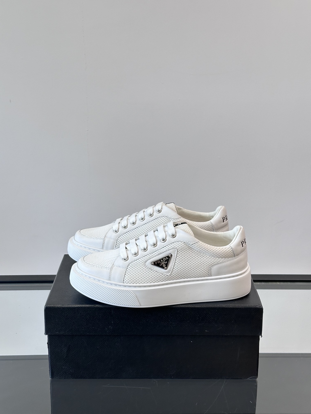 PRADA*普拉达新款透明橡胶底皮革运动休闲鞋，这款皮革运动鞋采用进口柔软小牛皮拼网面鞋面。质感上乘，舒