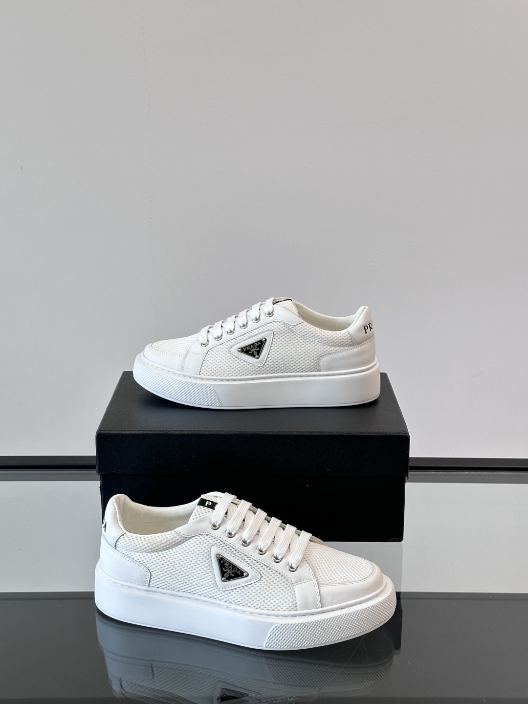 PRADA*普拉达新款透明橡胶底皮革运动休闲鞋，这款皮革运动鞋采用进口柔软小牛皮拼网面鞋面。质感上乘，舒